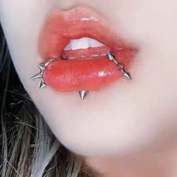 2 Fake lip rings - Picture 3 of 7